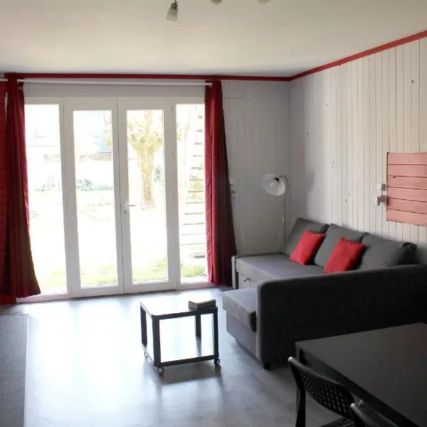 Maison charmante à Saint-Patrice avec jardin privé, hotel in Saint-Patrice