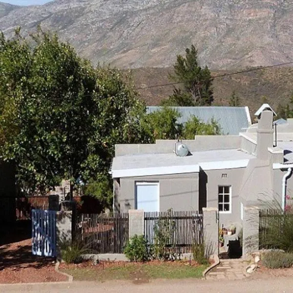 Cosy 6 Person Cottage with Mountain View: Barrydale şehrinde bir otel