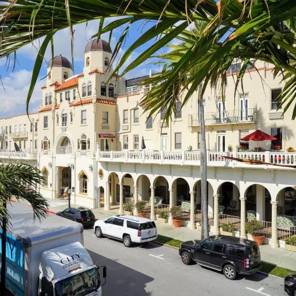 Palm Beach Historic Hotel Petite Retreat 1 block to beach! New bed! Improved Internet! Valet parking included!, отель в Палм-Бич
