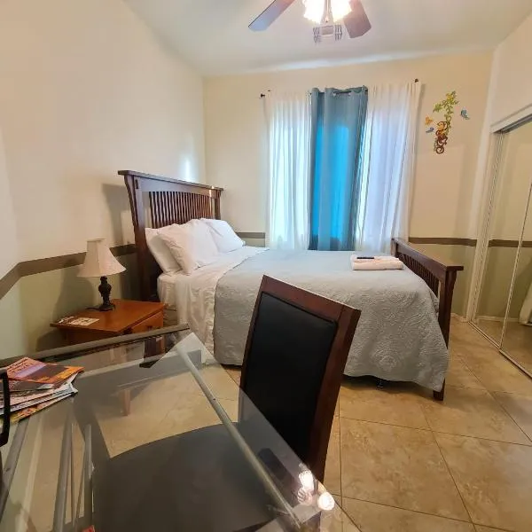 Phoenix home near freeways and airport, hotel in Phoenix