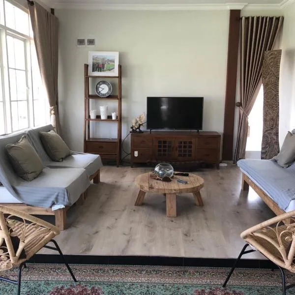Super Wonderful 5 bedrooms with Bathroom Villa Marion Tomohon, hotel v destinaci Tomohon