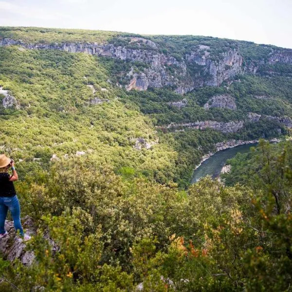 Camping Mille Étoiles, hotel em Labastide-de-Virac