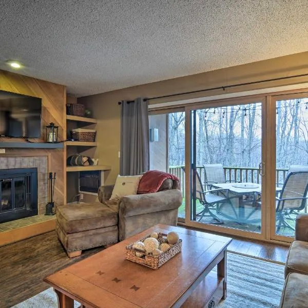 Cozy Bellaire Condo with Balcony - 3 Mi to Skiing!, hotel a Kalkaska