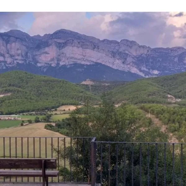 Vistas a la Montaña en un Pueblo con Encanto., hotel a El Pueyo de Araguás