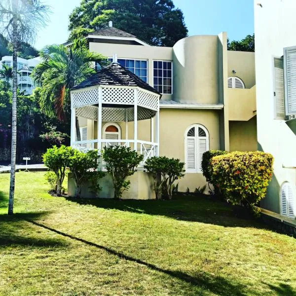 Columbus Heights Apt 26 F, hotel v destinaci Ocho Rios