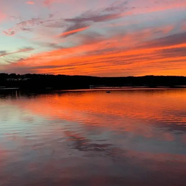 Waterfront Home with a View, hotel in Groton