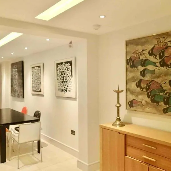 Stylish large cool 3 bed 3 bath Marylebone +AC, hotel in London