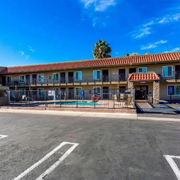 Econo Lodge Inn & Suites Escondido Downtown, hotel v destinaci Escondido