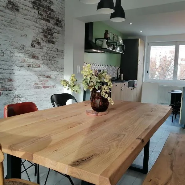 Maison avec garage, terrasse, l'Herboristerie, Hotel in Béthune