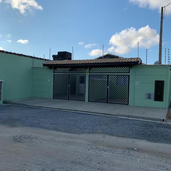 Casa, 1 quadra da praia.