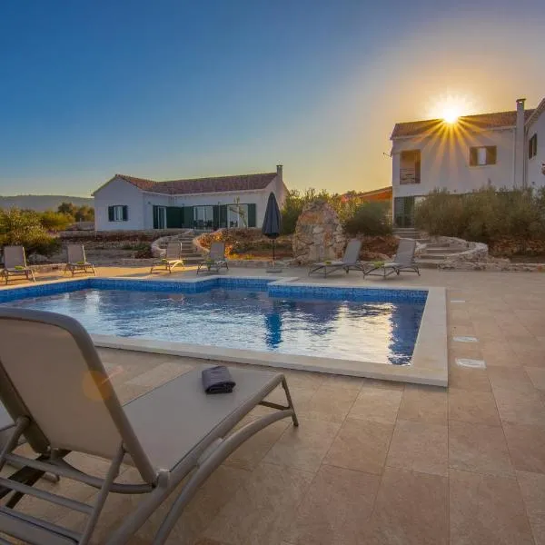 Villa Luisa Pucisca - 2 Häuser, 6 Schlafzimmer Insel Brac - Pool, Grill, Kamin, Tischtennis, Boccia, hôtel à Pučišća