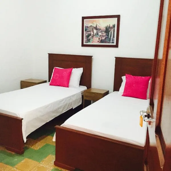 Casa Helga a dos cuadras de la Basílica, casa entera con jardín amplio, 6 habitaciones, 5 baños, cocina, comedor y sala de TV, hotel v destinaci Buga