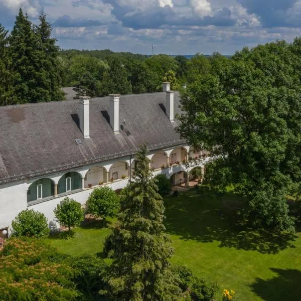 Boutique Hotel Zum Oberjäger, Schloss Lackenbach, hotel in Kaisersdorf