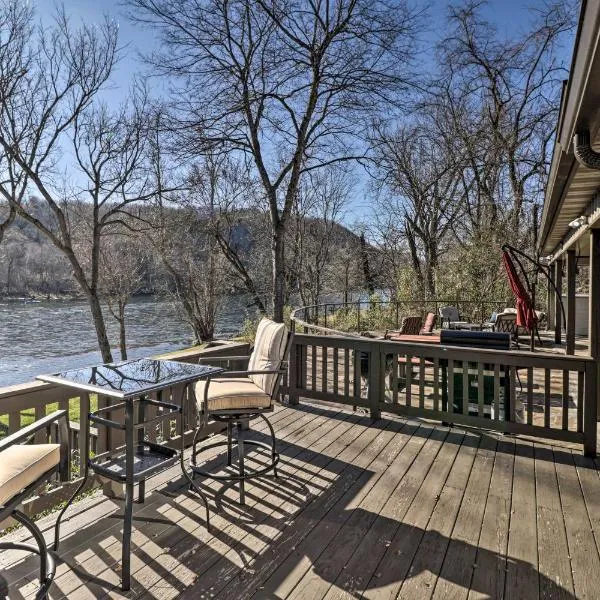 White River Fishing Escape with Deck and Patio!, hotel i Yellville