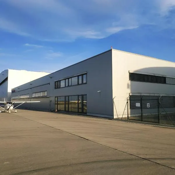 Elmontex Air: Mošnov şehrinde bir otel