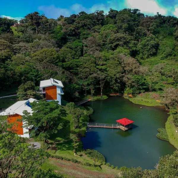 Burbi Lake Lodge Monteverde, hotell i Cabecera de Cañas