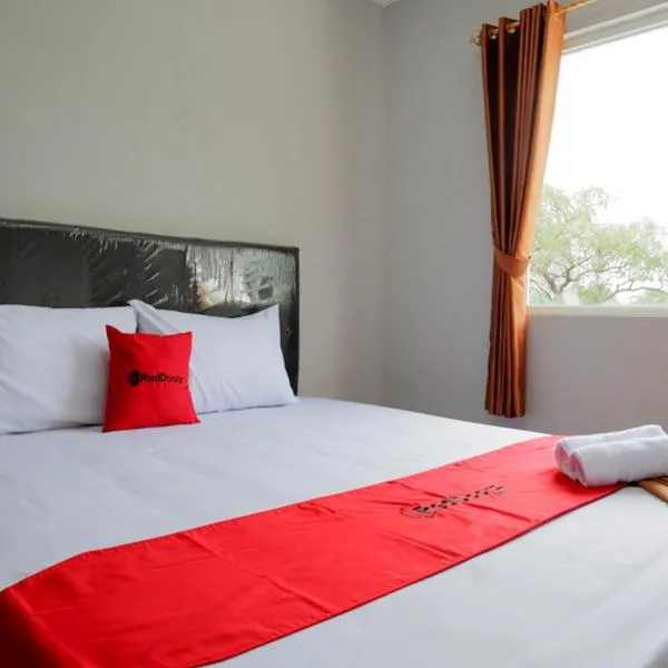 RedDoorz @ City Park Medoho Semarang, hotell i Demak