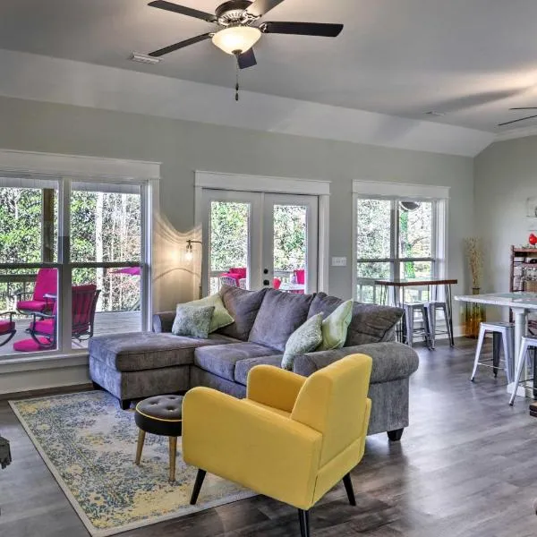 White Oak Creek Home with Views, Deck and Pool Access!, hotel v destinaci Eufaula