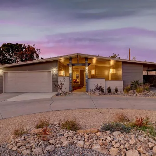 Sleek, Modern Designer home 3, hotel in Las Cruces