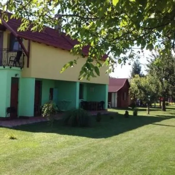 Chatky a apartmány Pod starým orechom - camp, Hotel in Veľký Meder
