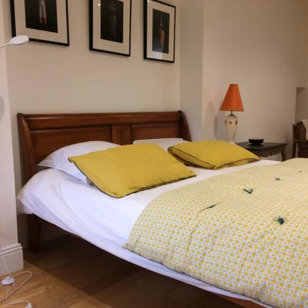 Chambre indépendante au Manoir de la Célinais côté cour, hotell sihtkohas Liffré