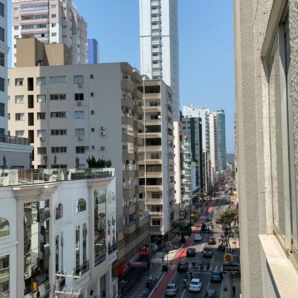 Ótimo Apto 2 quartos, Av. Brasil, de frente, quadra mar.