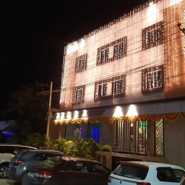 Srigandha Residency "Vaccinated Staff" – hotel w mieście Dawangere