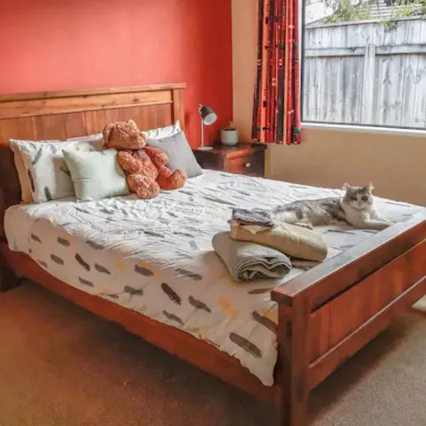 Quiet homestay, private room with own bathroom, hotel v destinaci Paraparaumu Beach