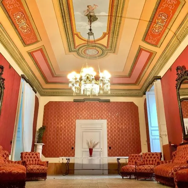 Palazzo Introna, hotel in Mola di Bari