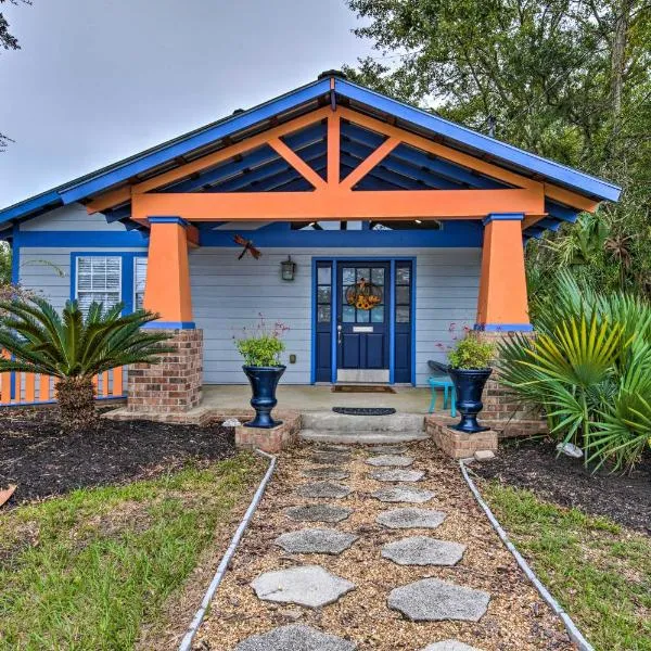 Downtown Ocean Springs Duplex with AandC 1 Mi to Beach, hotel in Ocean Springs