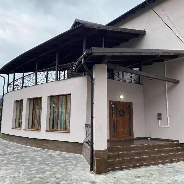Солодкий Гранат, hotel v destinaci Slavske