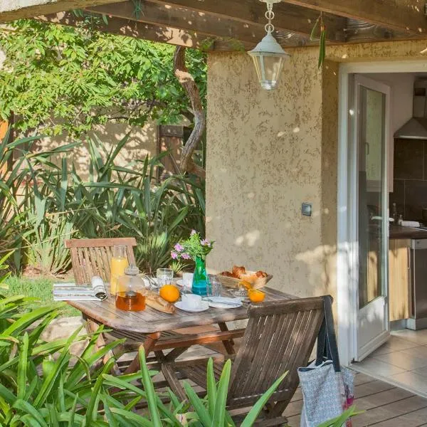 minivilla lilas indépendante à Calvi avec jardin et piscine jardin et bbq, hotel in Calvi