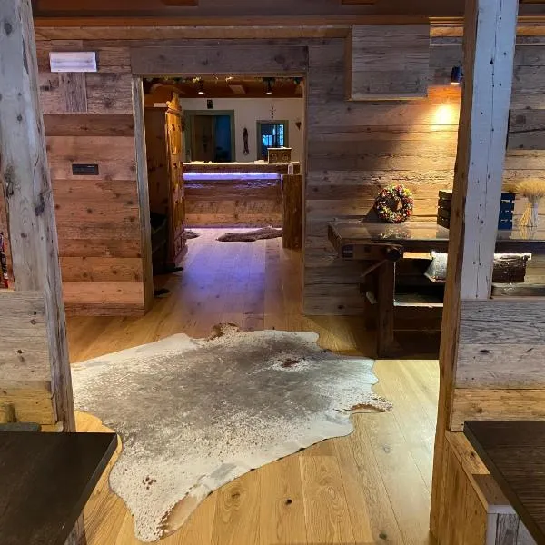 Hotel Almhof, hotel i San Candido