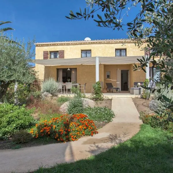 Appartement de vacances Arbousier à Calvi piscine chauffée partagée bbq: Calvi şehrinde bir otel