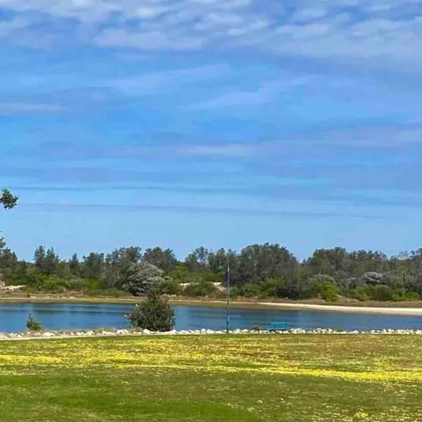 Driftwood Townhouse - Waterfront-Central Location, hotel in Lakes Entrance