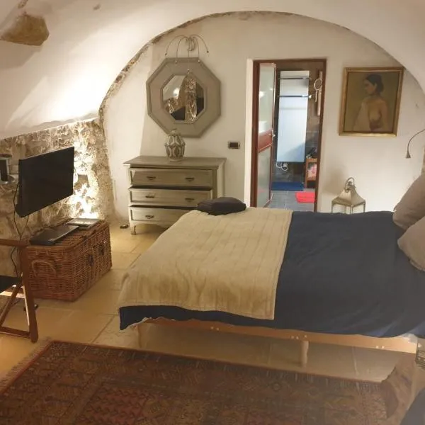 la villageoise, chambre troglodyte pitoresque au cœur du village, hotel em Rognes