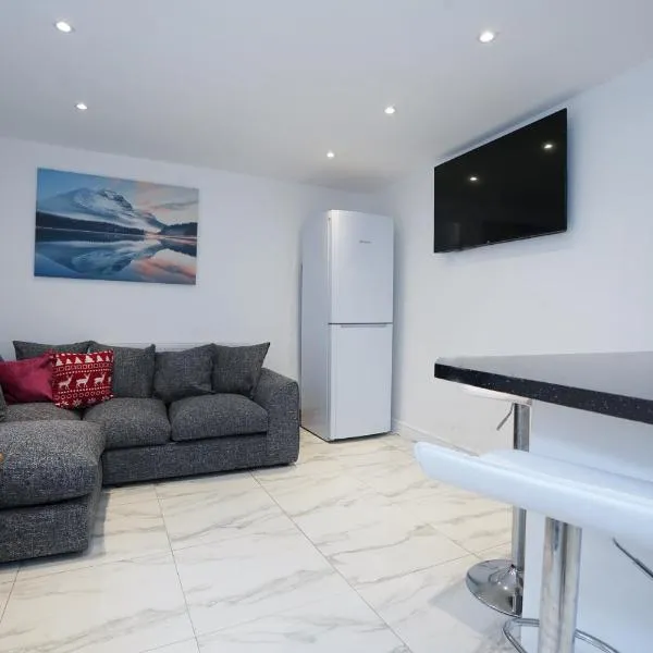 BIRMINGHAM HAGLEY WEST HOUSE, 5 bedrooms with 7 BEDS, 3x doubles beds, 4x singles beds,2 toilets,2 bathrooms,2 toilets, sleeps 7-10 people great motorway links M5 M6 M42 A38 A34, hotell sihtkohas Lye