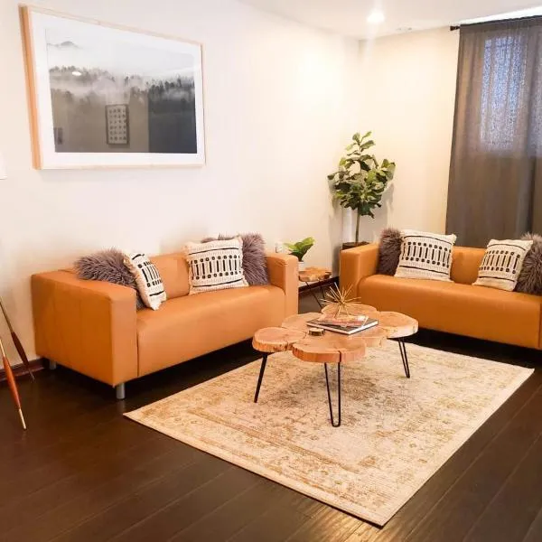 Airy & Tidy 2BR Apt with Free Covered Garage Parking - Central Modern, hotel v mestu Oak Park