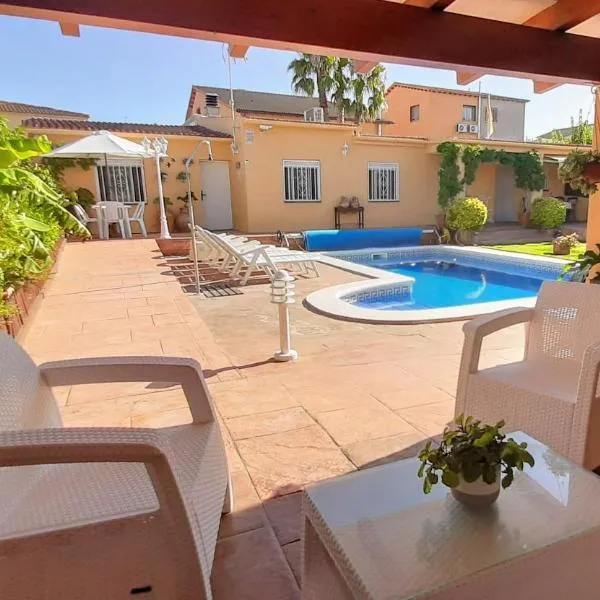 Chalet vacacional con piscina privada y barbacoa, hotel en Tarragona