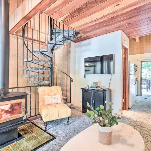 Pinecrest Retreat with Fireplace!, hotel di Camp Pendola