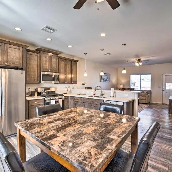 Pet-Friendly Retreat - 1 Block to Colorado River!, hotel v destinaci Bullhead City
