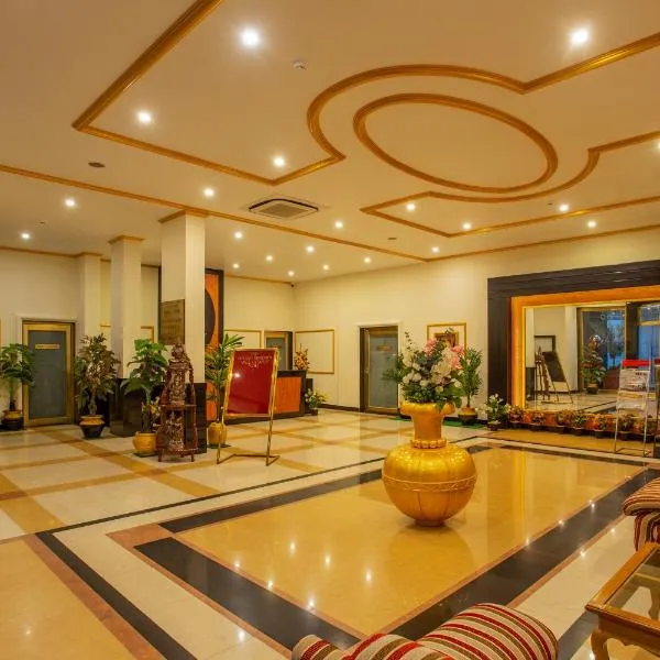 The Grand Regency، فندق في Pāl