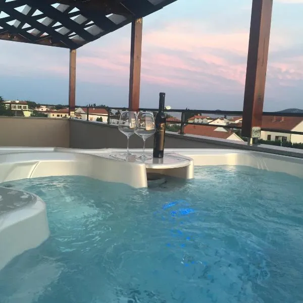 Apartment 3 with the private jacuzzi, viešbutis mieste Turanj