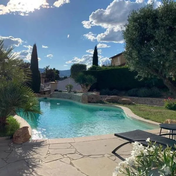 Villa des Oliviers avec piscine, hotel en Chassagny