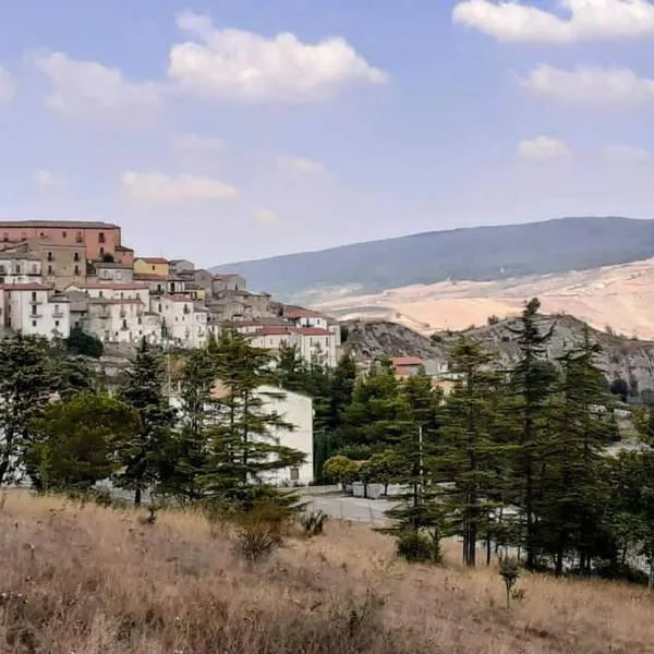 LE ORIGINI casa in borgo tipico lucano, מלון בTrivigno