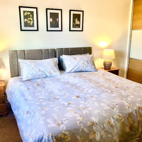Wisteria Cottages are self catering cottages in a beautiful village location, хотел в Dorrington