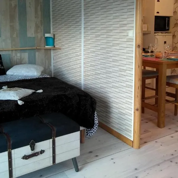 Arrest에 위치한 호텔 le haut village Chambre d'hôtes Mobi-Loft cosy sauna ,douche ,chromothérapie