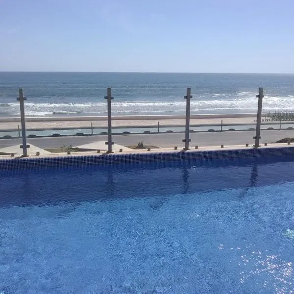 Departamento en malecon Portico Beach, hotel in Mazatlán