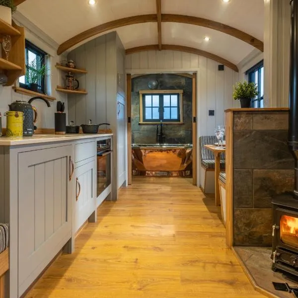 Monkwood Shepherds Hut - Ockeridge Rural Retreats, hotel in Martley