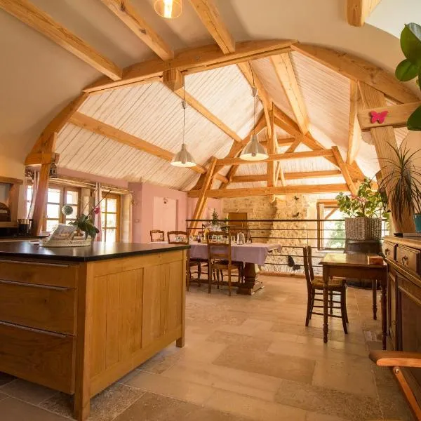 Gîte La grange des Hirondelles 15 personnes 5litsdoubles 5litssimples 1convertible chez MAYMARD Yannick à 28 route de la croix forêt à ANTULLY réf à Gîte de France G2005 Corps de ferme entièrement rénové de bon standing, hotel in Antully